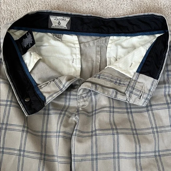 Volcom boy shorts - Picture 6 of 7